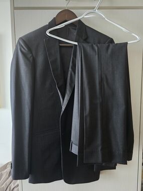 Charcoal Gray Suit - Superfine Wool EUC (36R Slim)